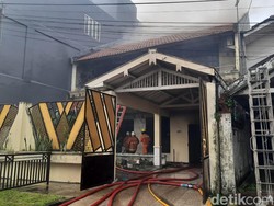 Kebakaran Rumah di Ngagel Jaya Tengah Surabaya, 1 Orang Terjebak