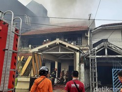 Rumah di Ngagel Jaya Tengah yang Terbakar Padam