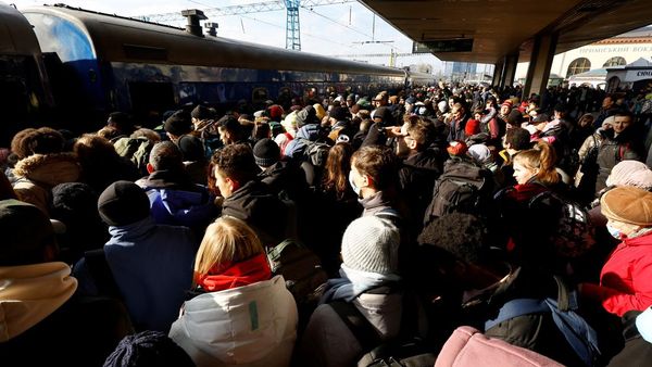 Keluar Kota Kyiv, Warga Ukraina Padati Stasiun Kereta