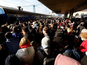 Keluar Kota Kyiv, Warga Ukraina Padati Stasiun Kereta
