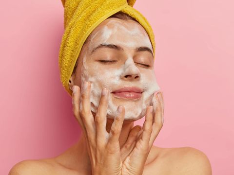 Kesalahan saat menggunakan sabun pembersih wajah/ foto: Freepik.com/ wayhomestudio
