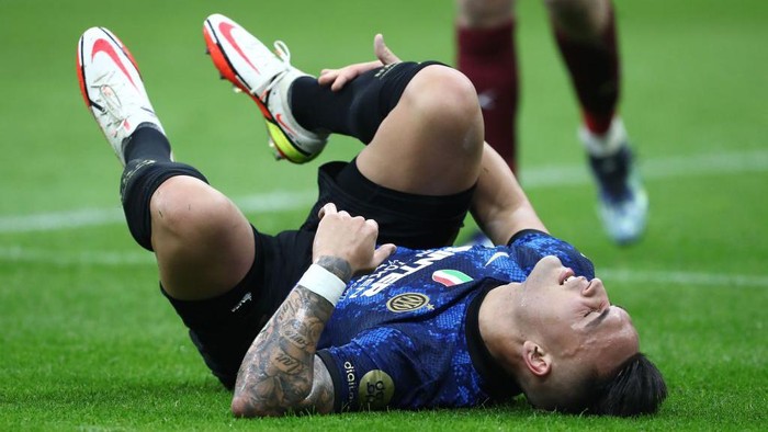 MILAN, ITALY - FEBRUARY 20: Lautaro Martinez of FC Internazionale lies on the pitch during the Serie A match between FC Internazionale and US Sassuolo at Stadio Giuseppe Meazza on February 20, 2022 in Milan, Italy. (Photo by Marco Luzzani/Getty Images)