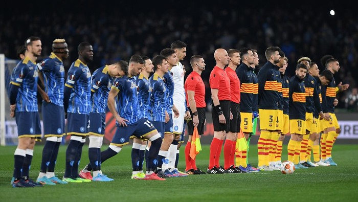 NAPLES, ITALY - FEBRUARY 24: SSC Napoli and FC Barcelona teams line up before the UEFA Europa League Knockout Round Play-Offs Leg Two match between SSC Napoli and FC Barcelona at Stadio Diego Armando Maradona on February 24, 2022 in Naples, Italy. (Photo by Francesco Pecoraro/Getty Images)
