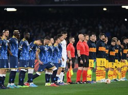 Napoli dan Barcelona Bentangkan Spanduk Stop War