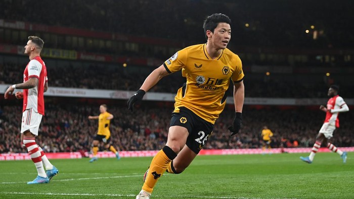 LONDON, ENGLAND - FEBRUARY 24: Hwang Hee-chan of Wolverhampton Wanderers celebrates their sides first goal during the Premier League match between Arsenal and Wolverhampton Wanderers at Emirates Stadium on February 24, 2022 in London, England. (Photo by Shaun Botterill/Getty Images)
