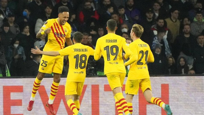 Lihat Lagi Aksi Barcelona Bungkam Napoli 4-2 di Liga Europa Barcelona's Pierre-Emerick Aubameyang, left, celebrates with teammates after scoring during the Europa League Soccer match between Napoli and Barcelona at the San Paolo stadium in Naples, Italy, Thursday, Feb. 24, 2022. (AP Photo/Gregorio Borgia)