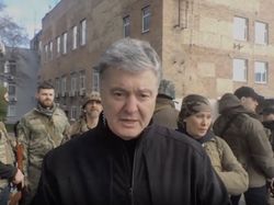 Eks Presiden Ukraina Tenteng Kalashnikov di Jalanan, Sebut Putin Gila!