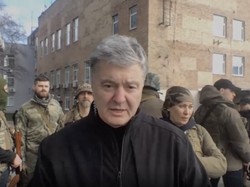 Eks Presiden Ukraina Tenteng Kalashnikov di Jalanan, Sebut Putin Gila!