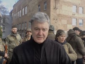 Eks Presiden Ukraina Tenteng Kalashnikov di Jalanan, Sebut Putin Gila! Eks Presiden Ukraina Tenteng Kalashnikov di Jalanan, Sebut Putin Gila!
