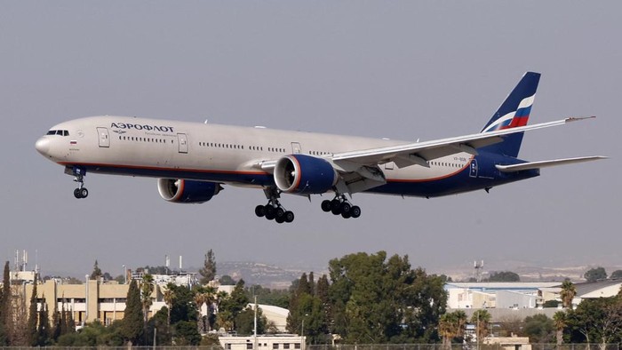 This picture taken on August 3, 2020 shows an Aeroflot-Russian Airlines Boeing 777-3M0 landing at Israels Ben Gurion International Airport in Lod, east of Tel Aviv. (Photo by JACK GUEZ / AFP)
