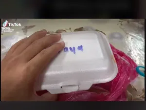 Minta Tambahan Saus Untuk Nasi Goreng, Pembeli Ini Kaget Lihat Isinya