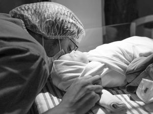 Anak Dimas Anggara dan Nadine Chandrawinata Sempat Terlilit Ari-ari