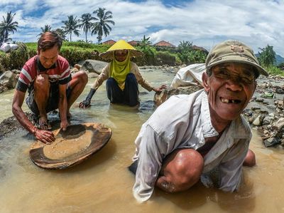 Obok-obok Sungai demi Emas Rp 450 Ribu/Gram
