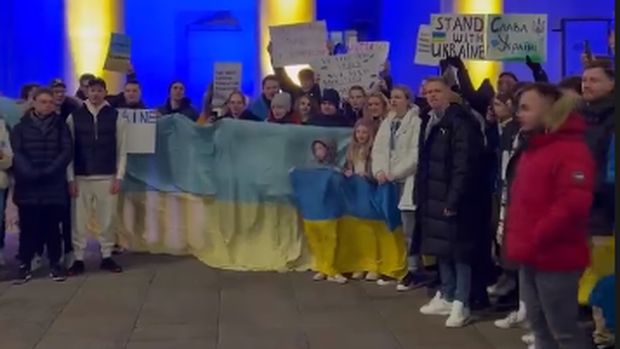 Bek Manchester City, Oleksandr Zinchenko, ikut serta dalam aksi simpati untuk Ukraina di depan Perpustakaan Pusat Manchester, Inggris, Kamis 24 Februari 2022.
