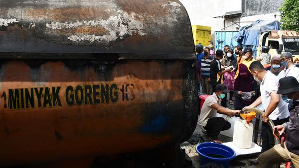 Pedagang Antre Minyak Goreng Curah di Madiun