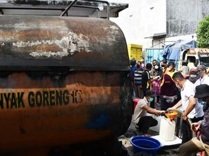 Pedagang Antre Minyak Goreng Curah di Madiun