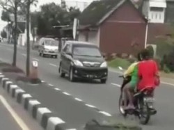 Emak-emak Boncengan Lawan Arus di Klaten Diteriaki Banyak Orang, Tapi...