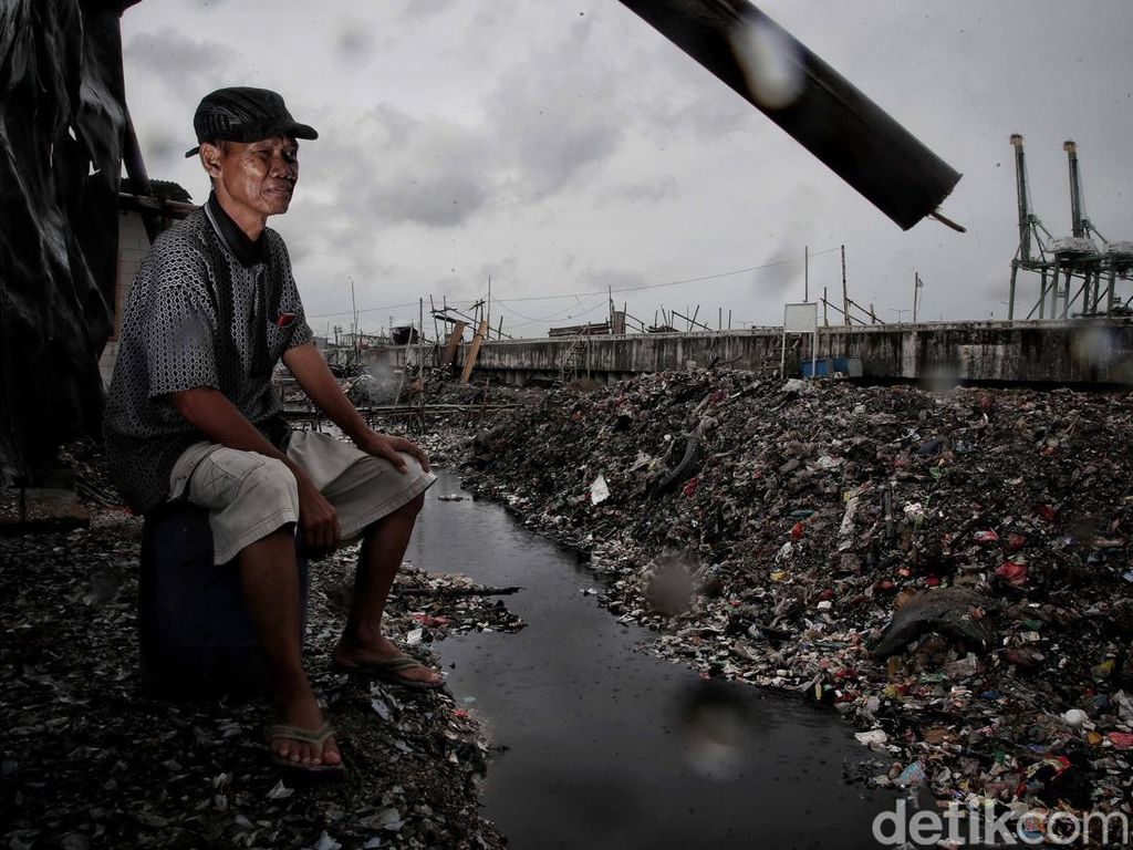 Lautan Sampah di Kalibaru, Harap Proyek Tanggul Laut Segera Dikerjakan