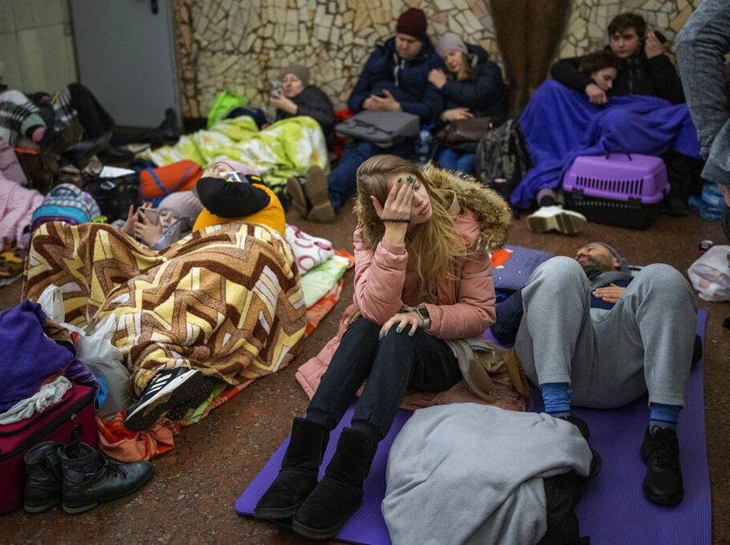 15 Ribu Warga Ukraina Mengungsi di Stasiun Metro Kiev