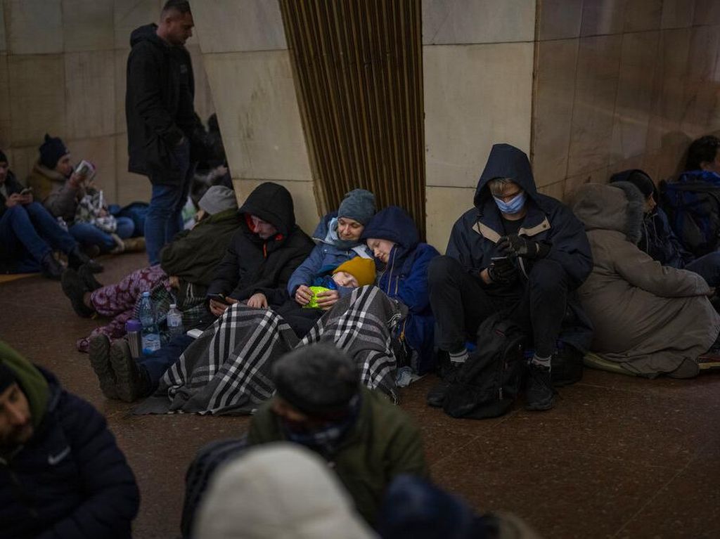 Potret Warga Ukraina Berlindung di Stasiun Kereta Bawah Tanah