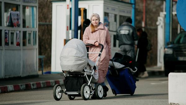 Potret Warga Ukraina Dorong Kereta Bayi Hindari Perang