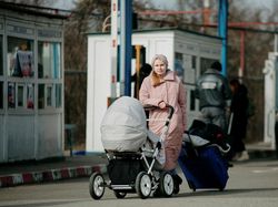 Potret Warga Ukraina Dorong Kereta Bayi Hindari Perang