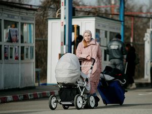 Potret Warga Ukraina Dorong Kereta Bayi Hindari Perang