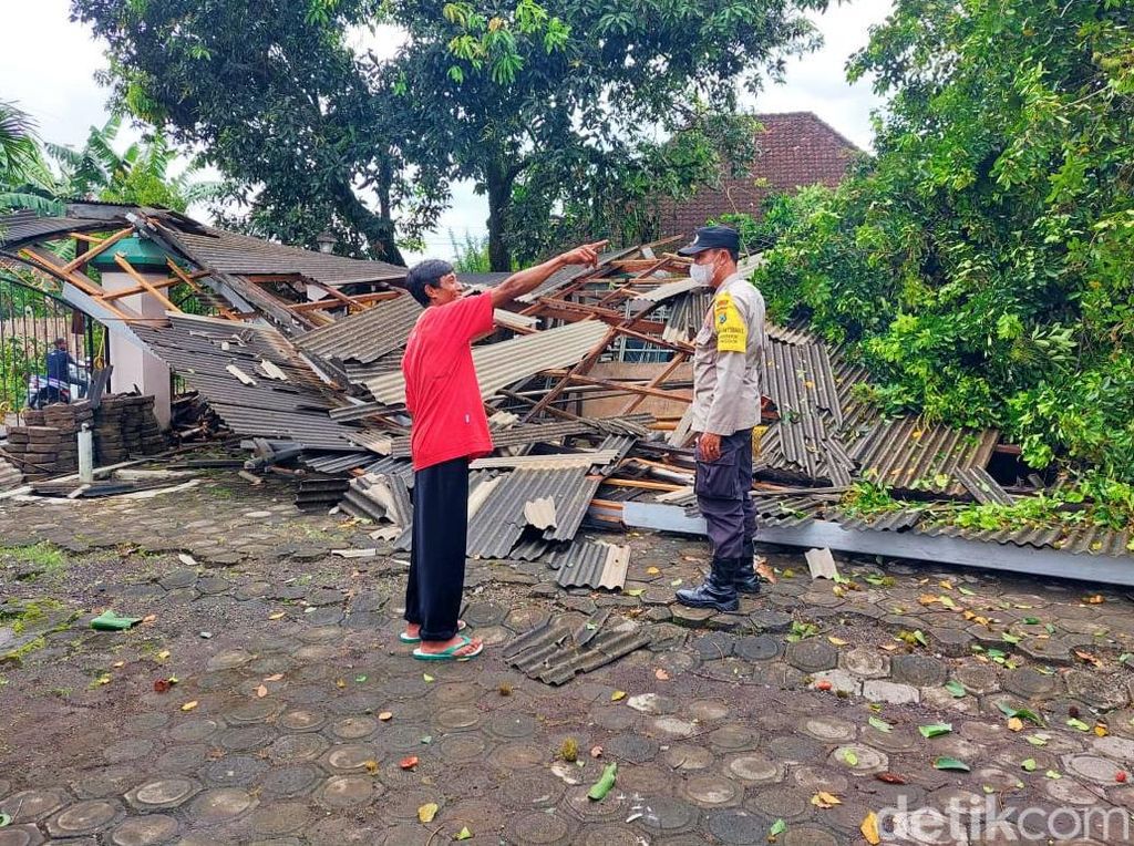 Puting Beliung Rusak 11 Rumah dan Sebuah Masjid di Banyuwangi