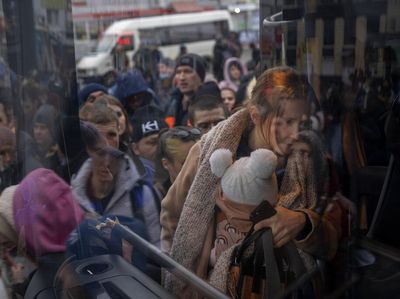 Ramai-ramai Tinggalkan Ibu Kota Ukraina