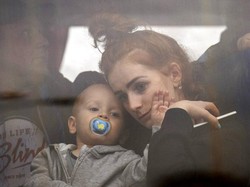 Orang Tua di Ukraina: Amankan Keluarga, Lalu Ikut Berperang