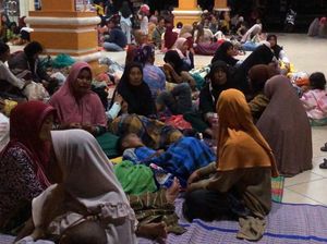 Ratusan Korban Gempa Ngungsi di Rumah Dinas Bupati Pasaman Barat Ratusan Korban Gempa Ngungsi di Rumah Dinas Bupati Pasaman Barat