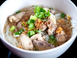 Resep Bihun Kuah Ayam Kampung yang Gurih Bening Kuahnya