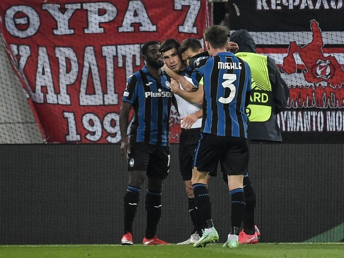 Atalantas Ukraines midfielder Ruslan Malinovskyi (C) wears a shirt reading no war in Ukraine as he celebrates with teammates after scoring a goal during the UEFA Europa League knockout round play-off second leg football match between Olympiacos FC and Atalanta FC at the Georgios Karaiskakis Stadium in Piraeus, on the outskirts on Athens, on February 24, 2022. (Photo by Louisa GOULIAMAKI / AFP)
