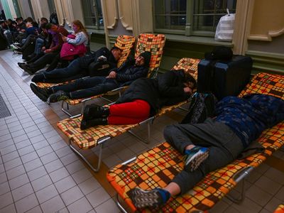 Potret Stasiun Kereta Polandia Jadi Tempat Pengungsian Warga Ukraina