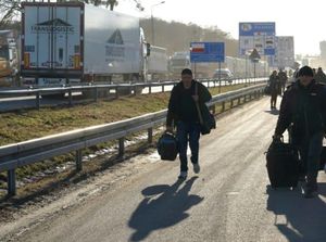 Antrean Panjang Warga di Perbatasan Meninggalkan Ukraina Antrean Panjang Warga di Perbatasan Meninggalkan Ukraina