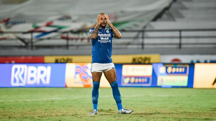 Striker Persib David da Silva.