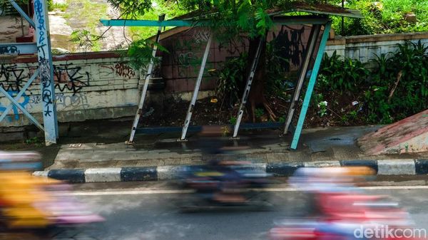 Tak Terawat, Halte di Ciputat Ini Memprihatinkan