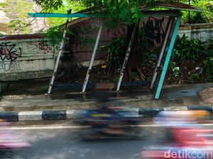 Tak Terawat, Halte di Ciputat Ini Memprihatinkan