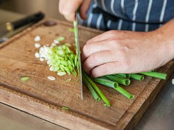 Tips Bersihkan Talenan Kayu dari Noda dan Bau yang Menempel