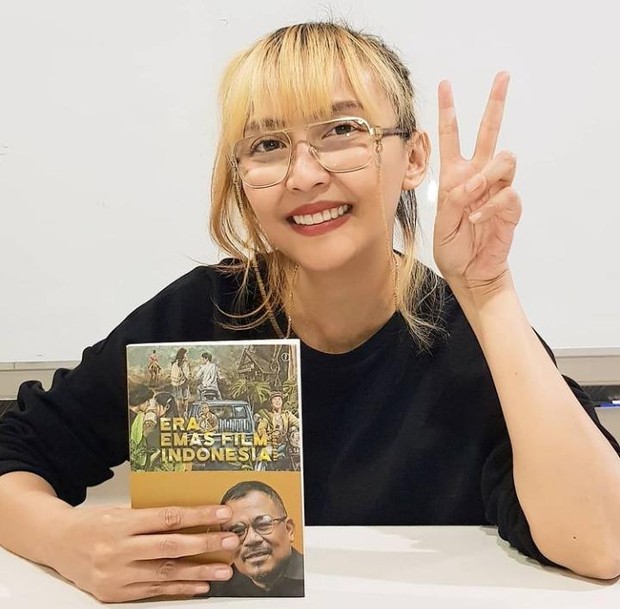 Upi adalah sutrradara perempuan di Indonesia yang karyanya sudah banyak menghiasi layar lebar