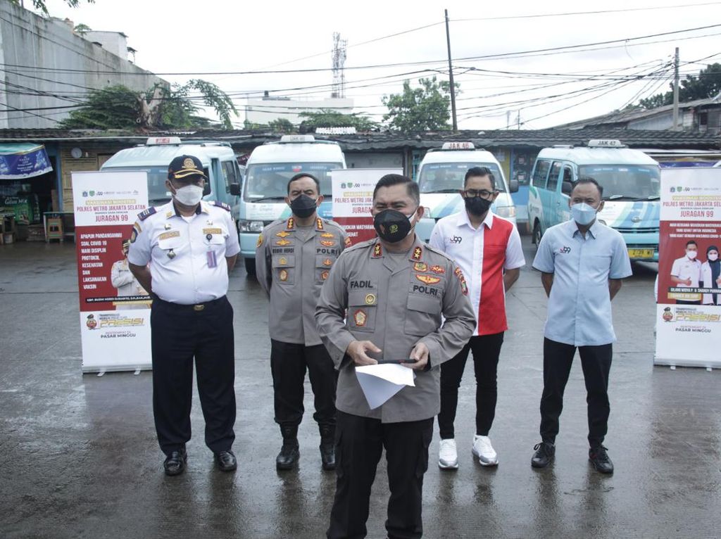 Polda Metro Jemput Bola Vaksin Pedagang-Sopir Angkot di Pasar Minggu