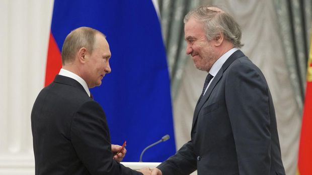 Russian President Vladimir Putin (L) presents a medal to Mariinsky Theatre's Artistic Director, Valery Gergiev, during an awarding ceremony at the Kremlin in Moscow on September 22, 2016. (Photo by Ivan Sekretarev / POOL / AFP)