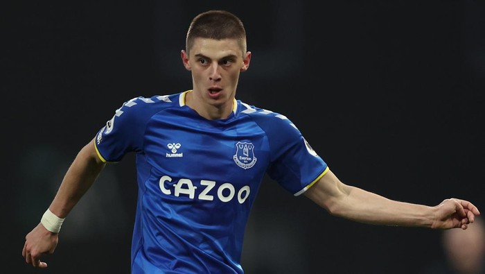 NORWICH, ENGLAND - JANUARY 15: Vitalii Mykolenko of Everton in action during the Premier League match between Norwich City  and  Everton at Carrow Road on January 15, 2022 in Norwich, England. (Photo by Julian Finney/Getty Images)