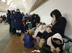 Warga Kiev Berlindung di Stasiun Metro Hindari Serangan Rusia
