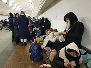 Warga Kiev Berlindung di Stasiun Metro Hindari Serangan Rusia Warga Kiev Berlindung di Stasiun Metro Hindari Serangan Rusia