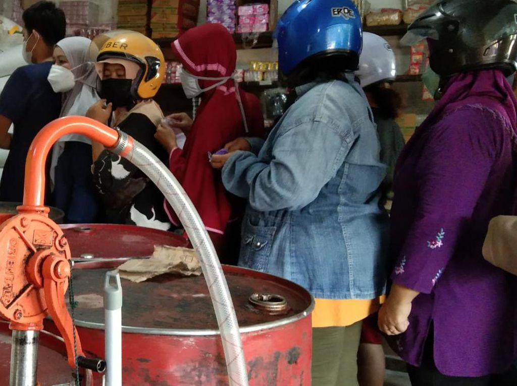 Siasat Penjual Gorengan di Balik Antrean Panjang Operasi Pasar Minyak Goreng