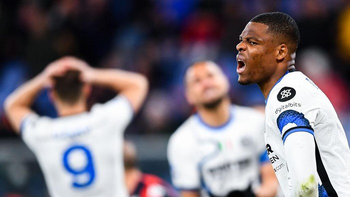 GENOA, ITALY - FEBRUARY 25: Denzel Dumfries of Inter (R) reacts with disappointment during the Serie A match between Genoa CFC and FC Internazionale at Stadio Luigi Ferraris on February 25, 2022 in Genoa, Italy. (Photo by Getty Images)
