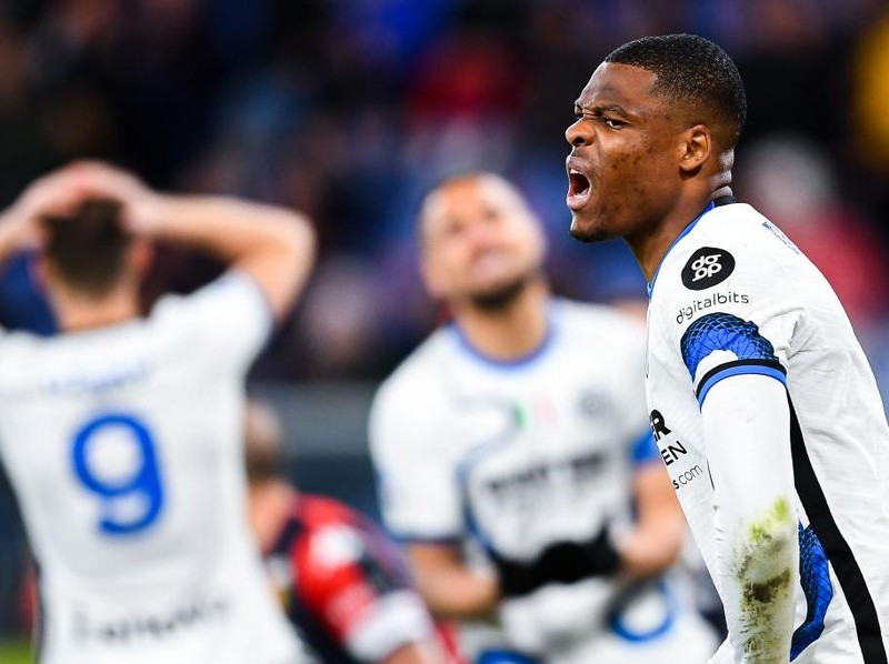 GENOA, ITALY - FEBRUARY 25: Denzel Dumfries of Inter (R) reacts with disappointment during the Serie A match between Genoa CFC and FC Internazionale at Stadio Luigi Ferraris on February 25, 2022 in Genoa, Italy. (Photo by Getty Images)