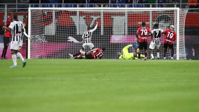 MILAN, ITALY - FEBRUARY 25: Destiny Udogie of Udinese Calcio scores his sides first goal during the Serie A match between AC Milan and Udinese Calcio at Stadio Giuseppe Meazza on February 25, 2022 in Milan, Italy. (Photo by Marco Luzzani/Getty Images)