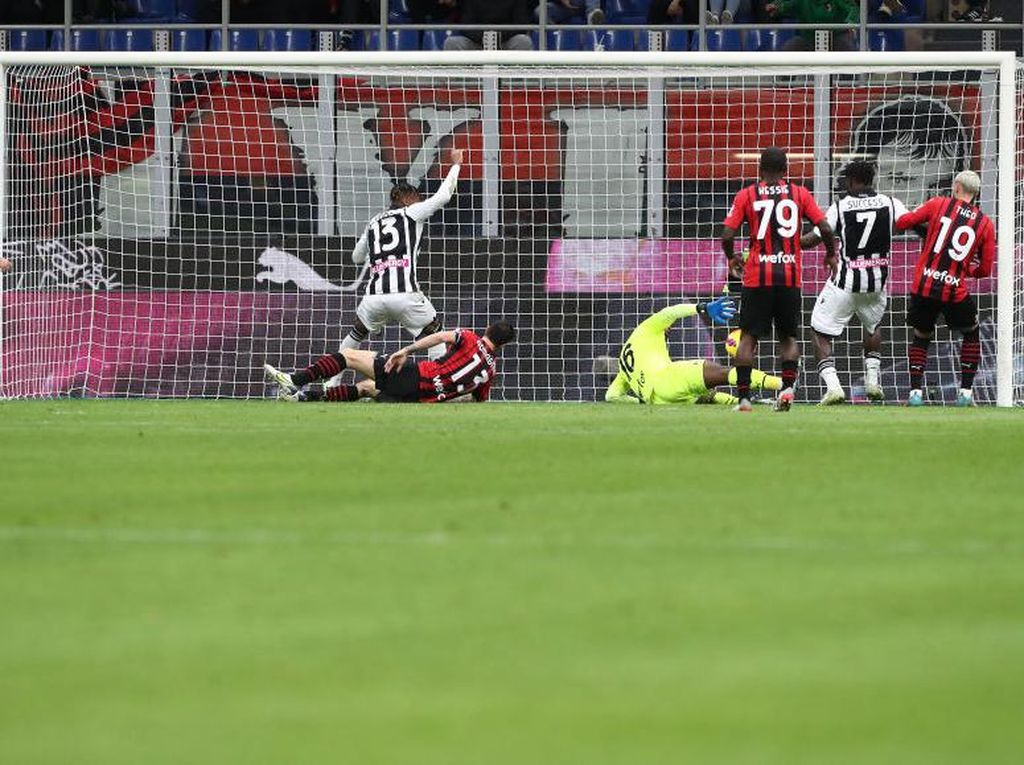 Milan Kebobolan Gol Kontroversial, Maldini: Apa Fungsi VAR!